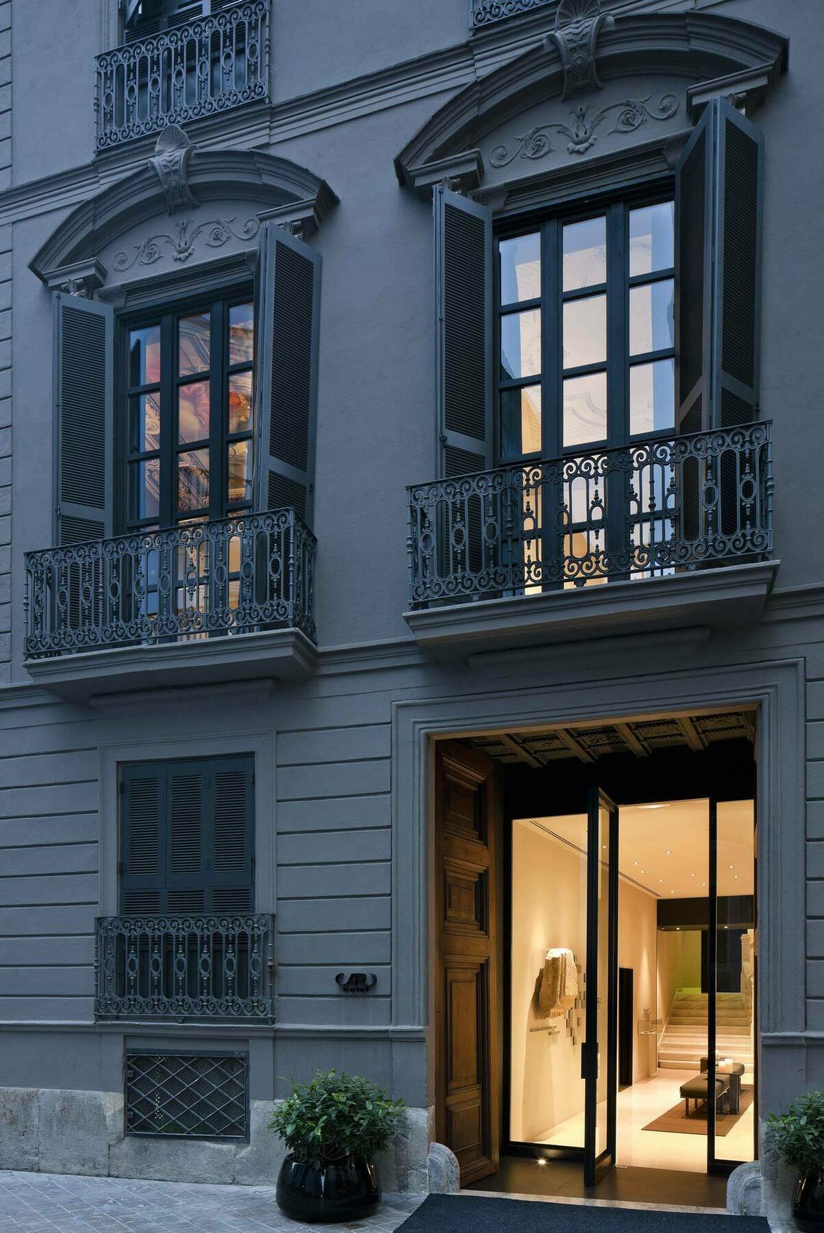 カロ ホテル バレンシア エクステリア 写真 A typical French balcony